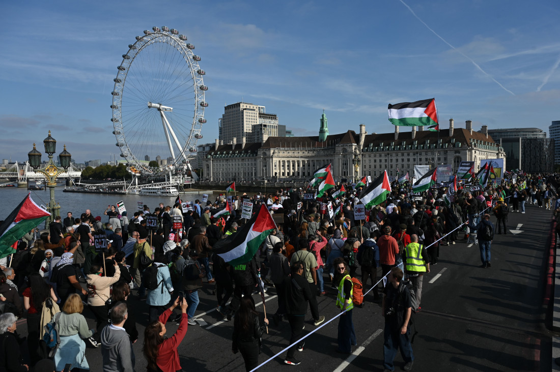 Desetine hiljada ljudi marširalo u Londonu u znak podrške Palestincima u Gazi
