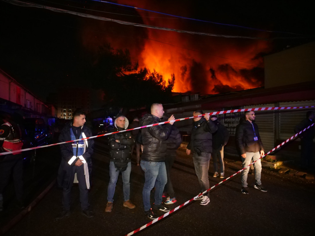 Veliki požar zahvatio magacine pijace u Tirani