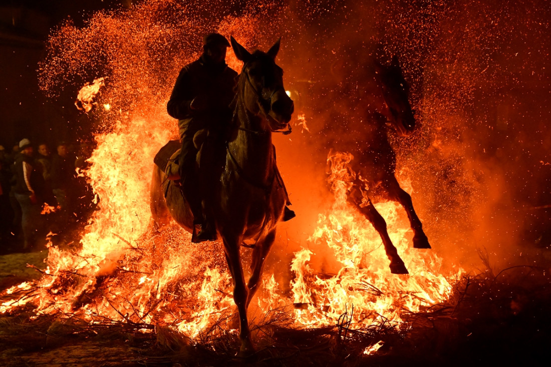 Tradicija duga četiri stoljeća: Jahači u Španiji skokom kroz vatru skidali grijehe