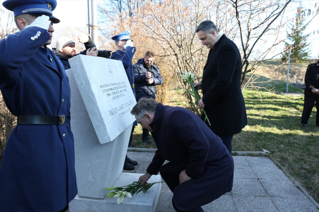 Zastava na Humu, cvijeće na sarajevskim spomenicima, Komšić poručio da opstanak BiH nije upitan