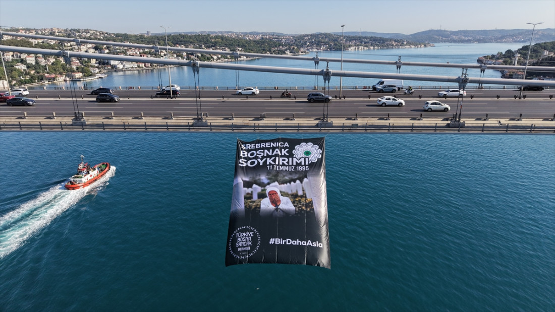 Transparenti s porukom 'nikad više' postavljeni na mostovima u Istanbulu povodom godišnjice genocida u Srebrenici