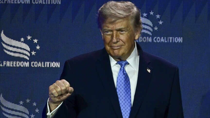 Trump predstavio novi pasoš sa njegovom fotografijom