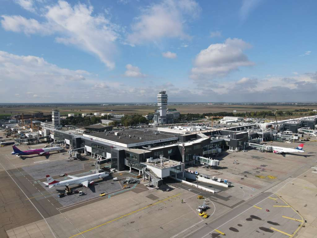 Zrakoplov prisilno sletio u Beograd, putnica preminula