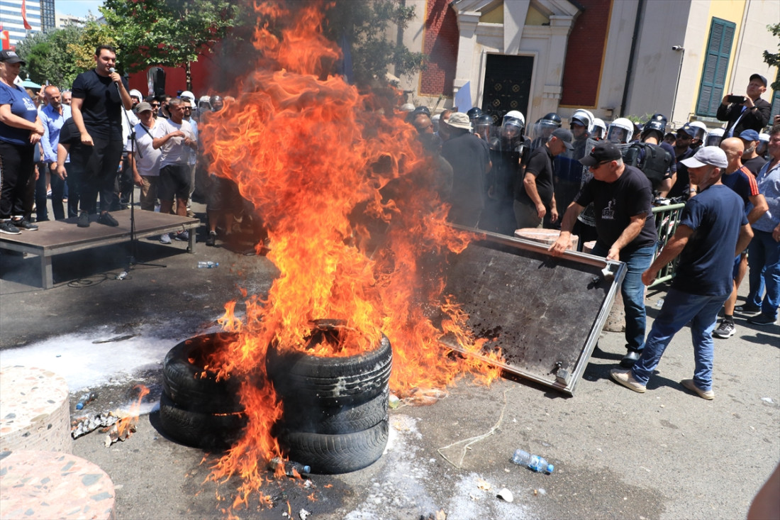 Demonstranti ponovo tražili ostavku gradonačelnika Tirane