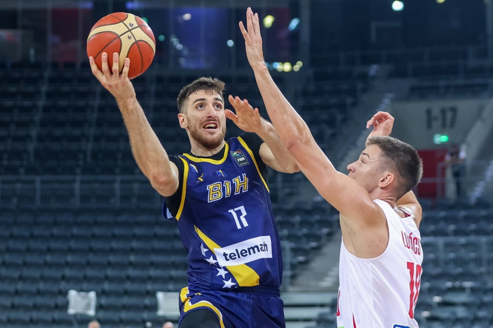 Nakon napuštanja reprezentacije, javio se klub koji nudi ugovor Aleksandru Laziću