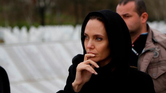 Angelina Jolie čestitala 8. mart majkama Srebrenice