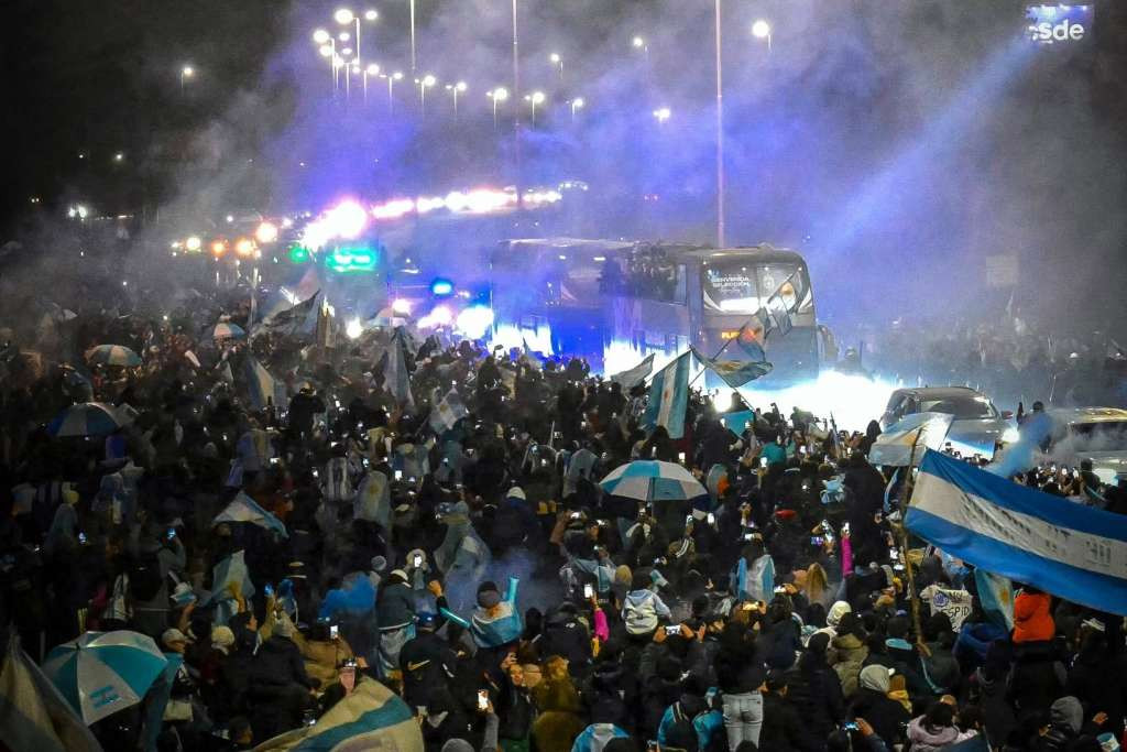 Hiljade navijača dočekale argentinske nogometaše, Messi nije doputovao s ekipom