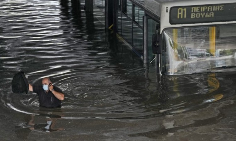 Poplave širom Grčke, stanovnici spas potražili na krovovima kuća