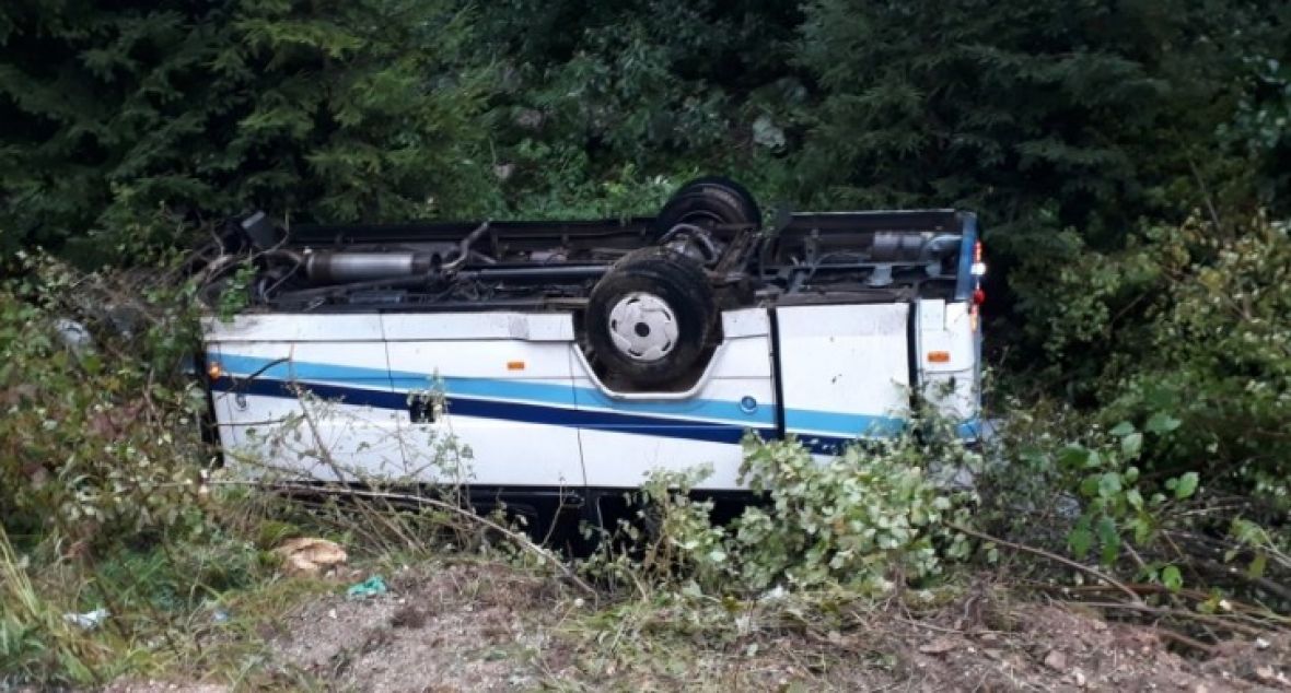 Prevrnuo se autobus kod Gornjeg Vakufa-Uskoplja, 16 osoba povrijeđeno