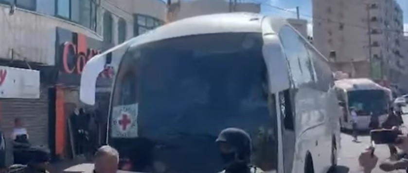 Autobusi sa skoro 2.000 oslobođenih Palestinaca stigli u Ramallah