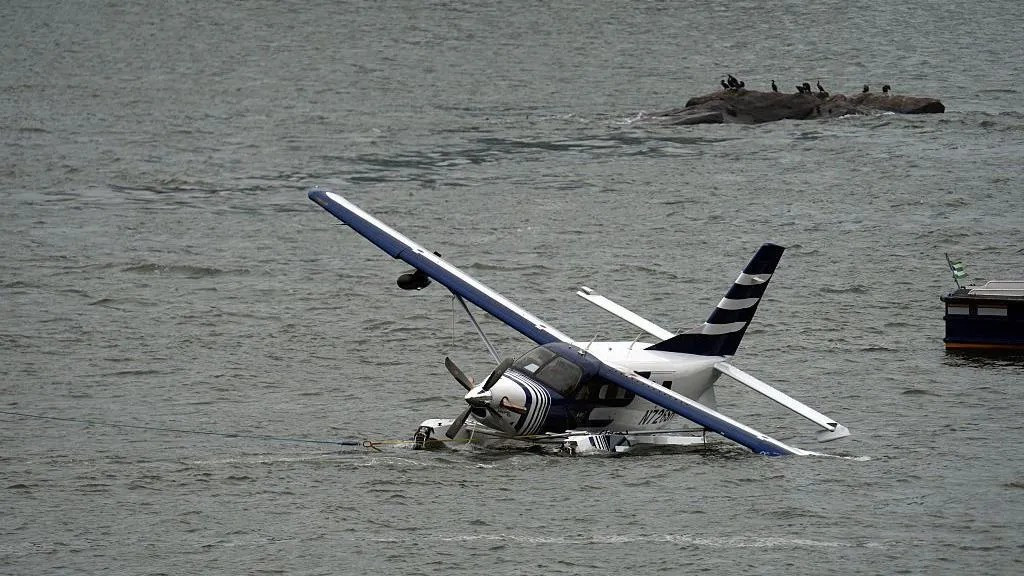 Osam osoba spašeno nakon incidenta s hidroavionom u New Yorku