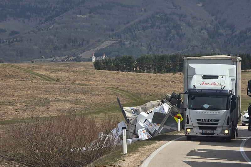 Uslijed jakog vjetra na dionici puta Kupres-Šuica prevrnuto teretno vozilo