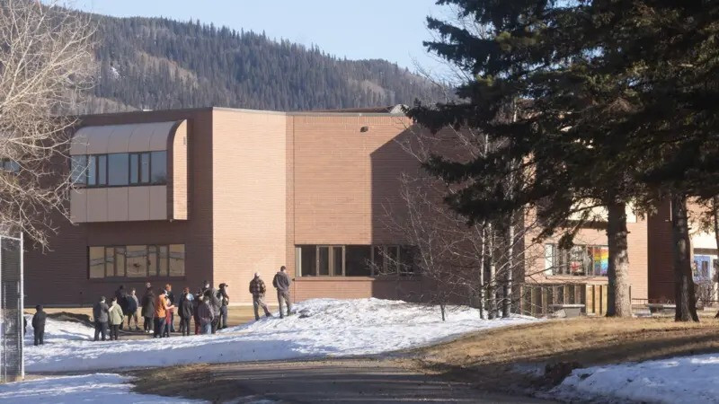 Kanada u žalosti: Zastave spuštene na pola koplja nakon smrtonosne pucnjave u školi Tumbler Ridge