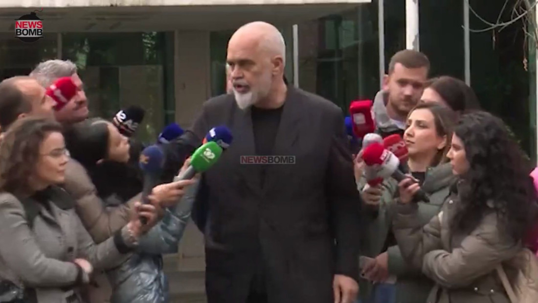 Premijer Albanije odgurnuo novinarku