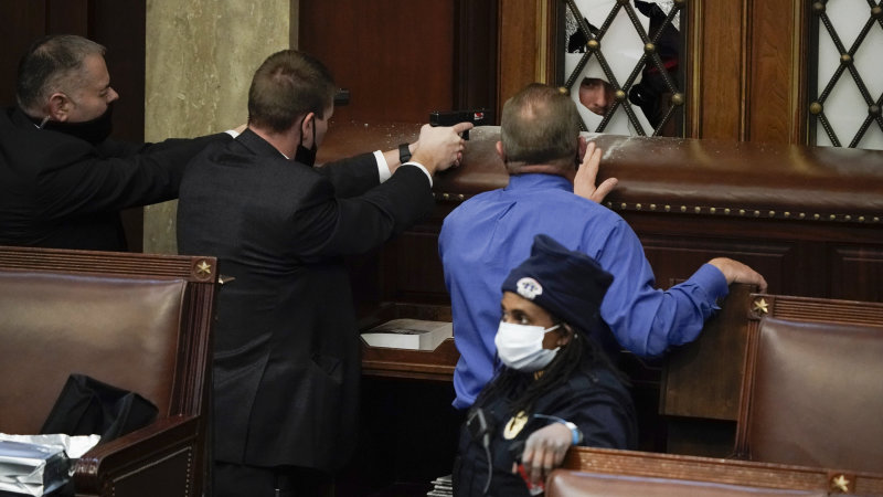 Izvještaj novinara koji je bio unutar Kapitola: Čuo sam pucanj