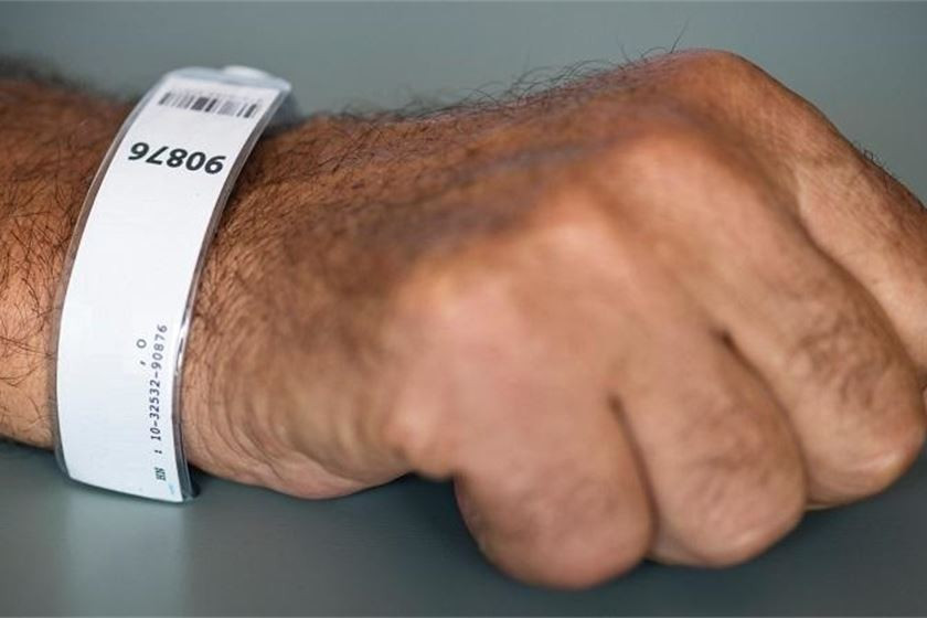 Velika Britanija prati kretanje migranata narukvicama sa bar kodom