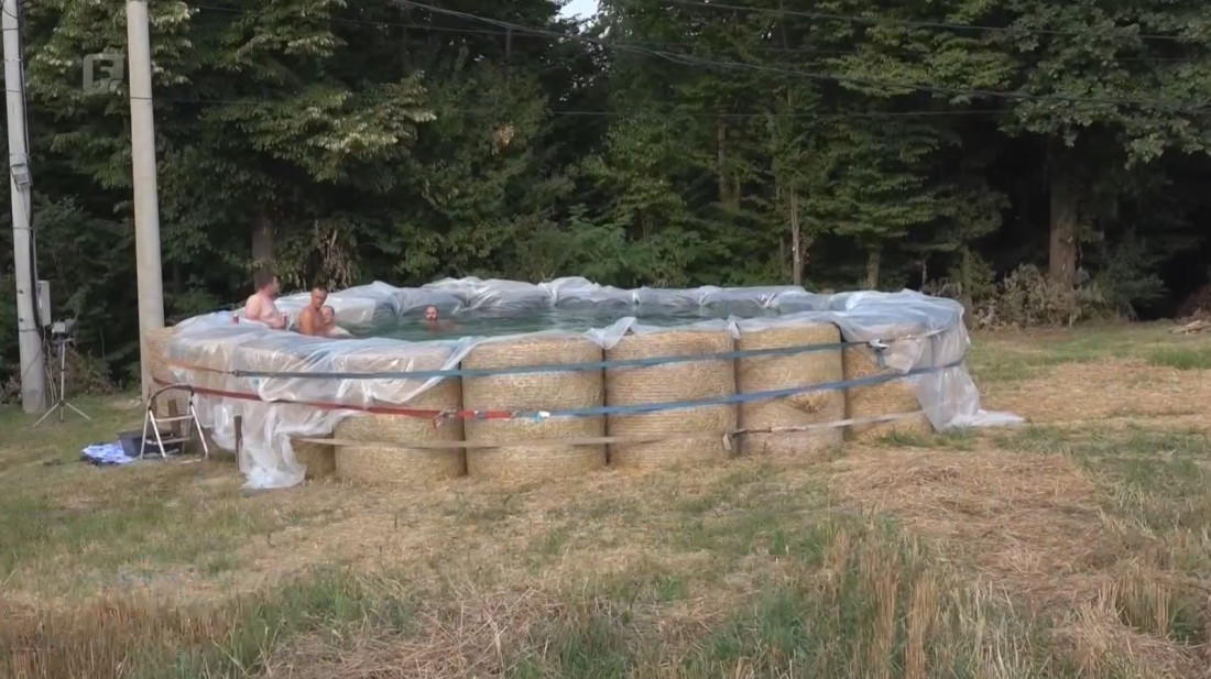 Mještani semberskog sela došli na originalnu ideju - napravili bazen od slame