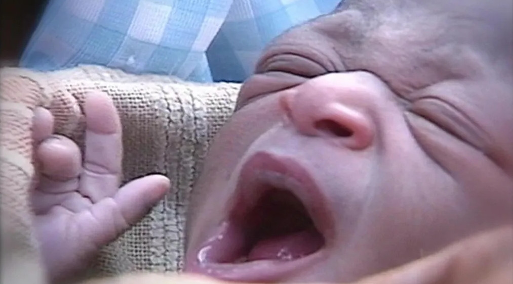 Djevojka poznata kao „čudesna beba" rođena u krošnji iznad poplava preminula u 25. godini