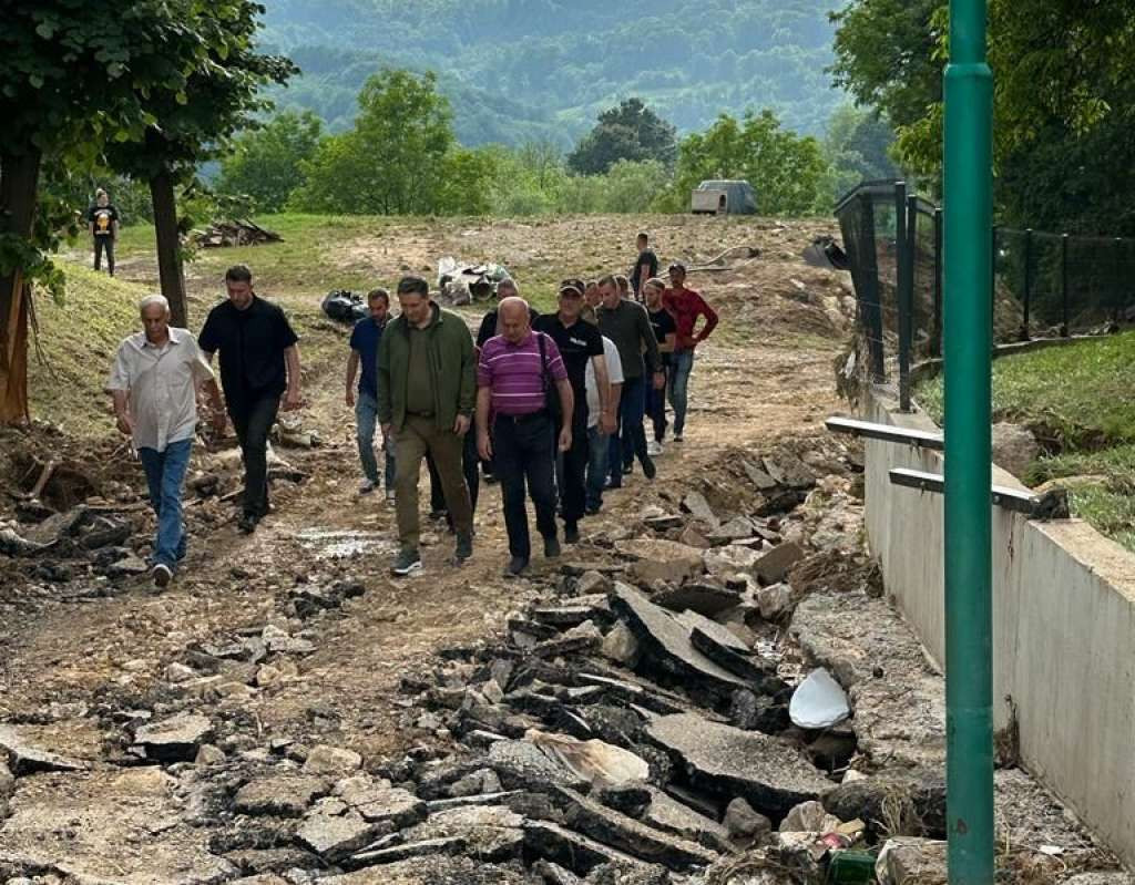 Bećirović razgovarao s građanima Teočaka i ponudio pomoć