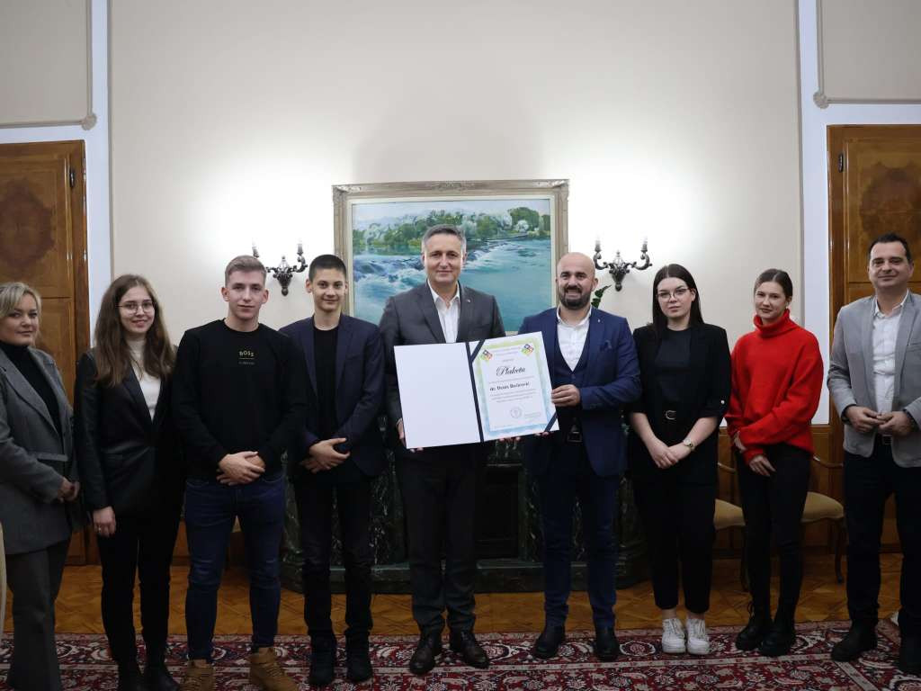 Robotički reprezentativci BiH uručili plaketu Denisu Bećiroviću, za pomoć i podršku