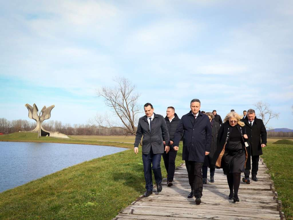 Bećirović u Jasenovcu: Državnici iskazuju poštovanje svim nevinim žrtvama