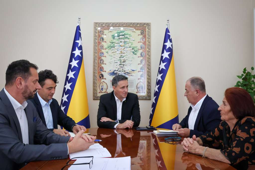 Bećirović i udruženja: Schmidtov posao nije iskazivanje zabrinutosti, već da hitno djeluje