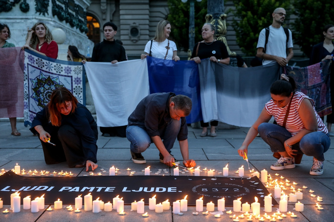 Beograd: Paljenjem svijeća nevladine organizacije obilježile 30. godišnjicu genocida u Srebrenici