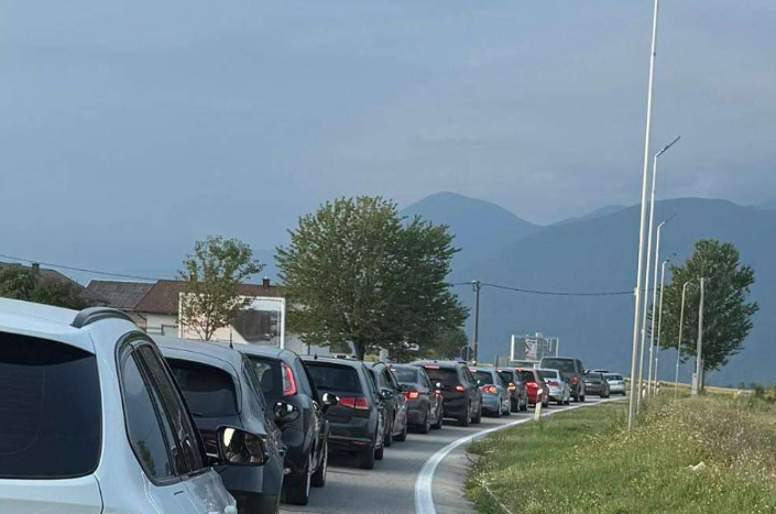 Duge kolone vozila na graničnim prijelazima Gradina, Velika Kladuša, Izačić i Zupci