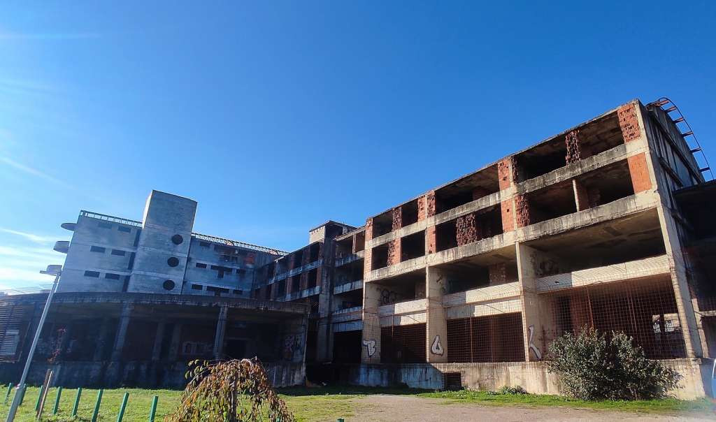 Dok čeka svog kupca, objekat Doma penzionera u Bihaću izložen propadanju