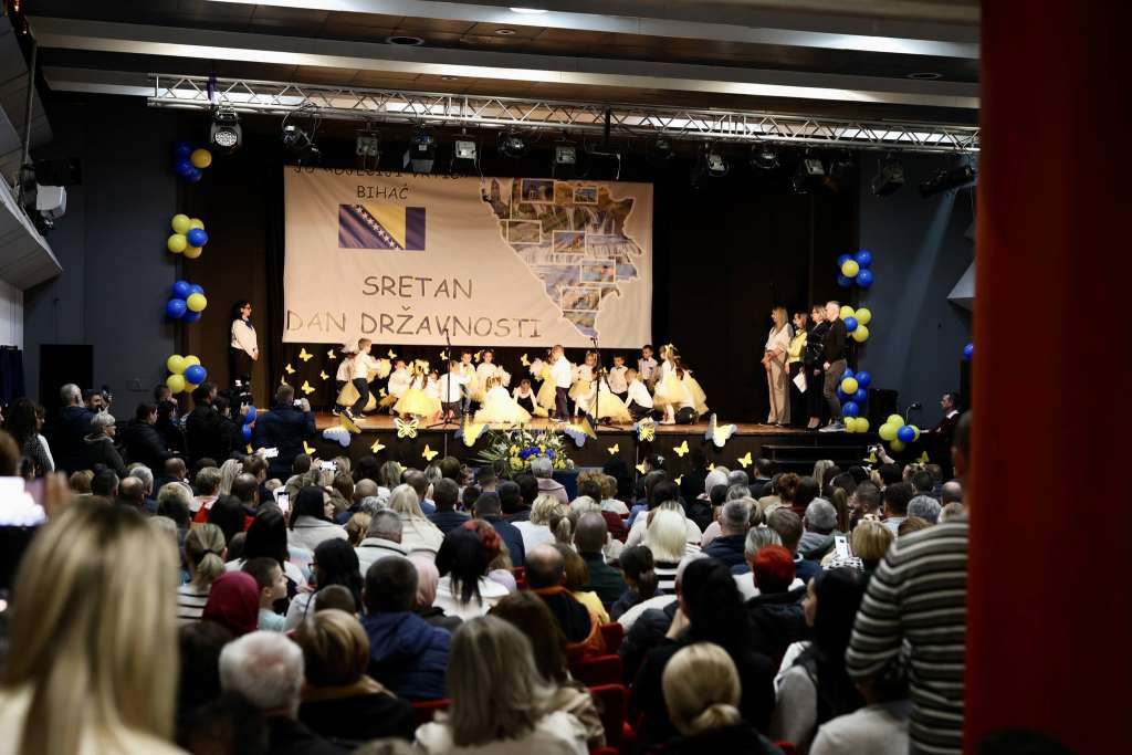 Mališani iz Gradskog vrtića Bihać veselom priredbom obilježili Dan državnosti BiH