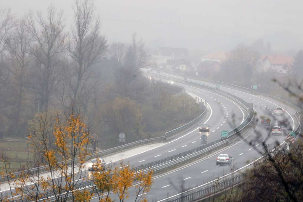 BIHAMK: Upozorenje vozačima na klizav kolovoz, odrone i smanjenu vidljivost