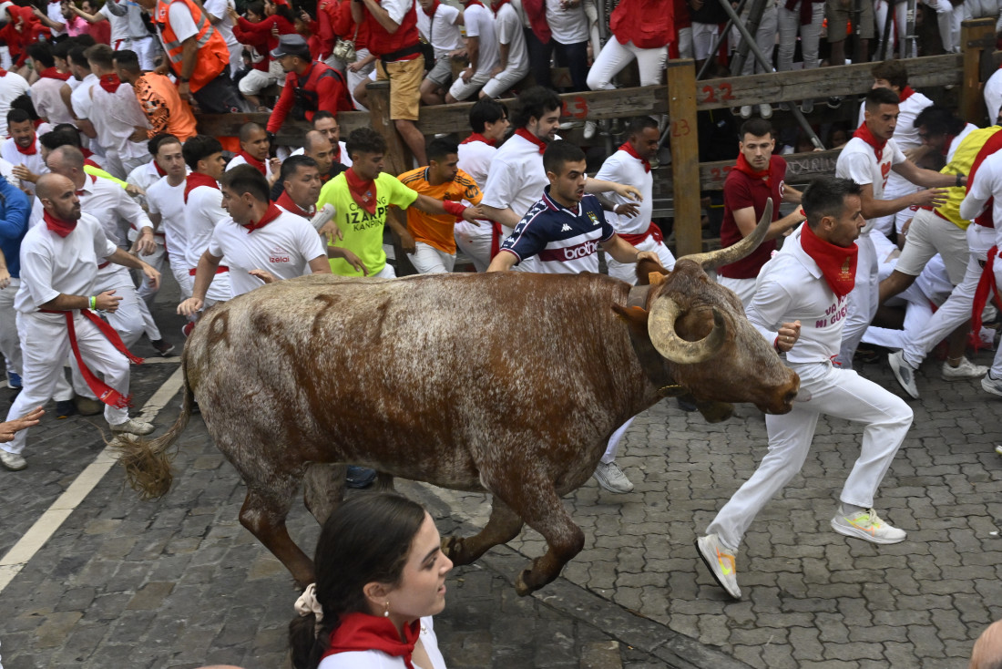 Festival u Pamploni: Hiljade ljudi učestvovalo uz prvom ovogodišnjem trčanju s bikovima