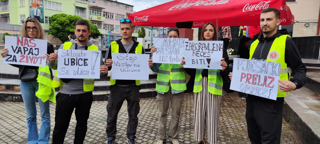 Bišćani sa skupa održanog na Gradskom trgu poručili da ubijena Azra Spahić neće biti zaboravljena