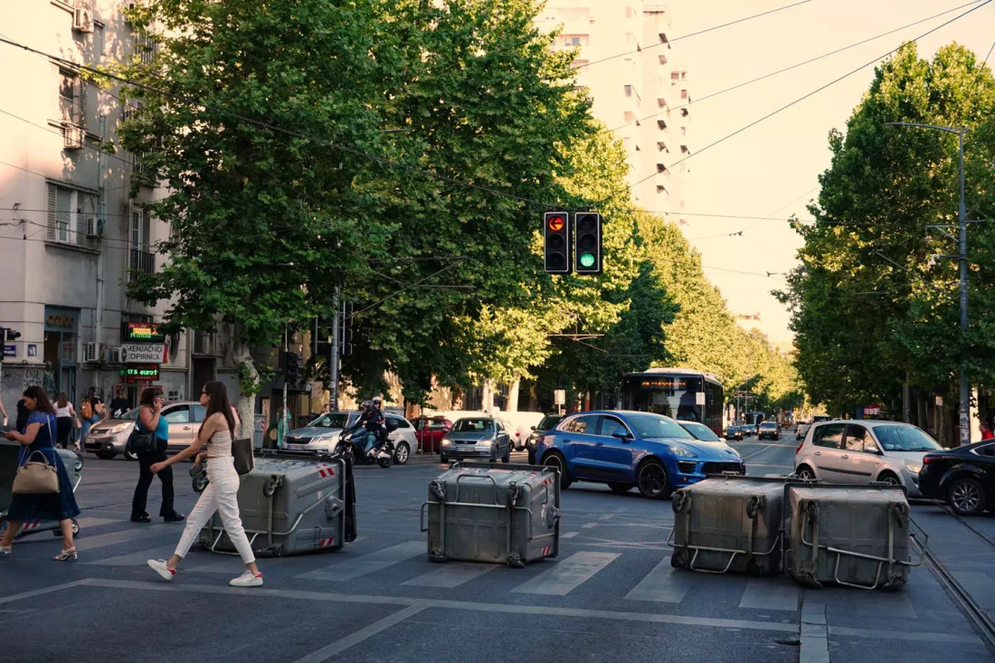 Novi Sad: Počelo okupljanje građana ispred zgrade BIA, blokiran saobraćaj