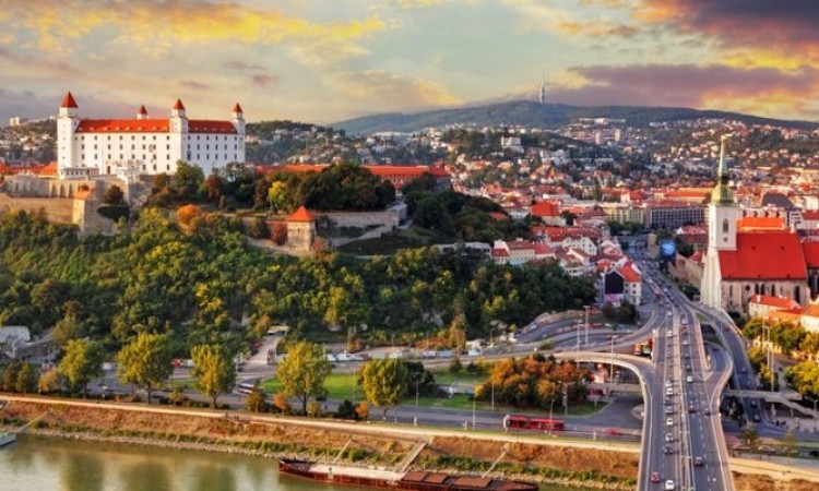 Slovačka otvara restorane vakcinisanim i oporavljenim od Covida