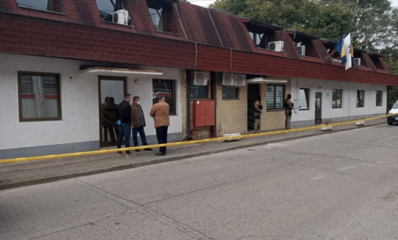 Policija uhapsila muškarca koji je naoružan šetao centrom Brčkog