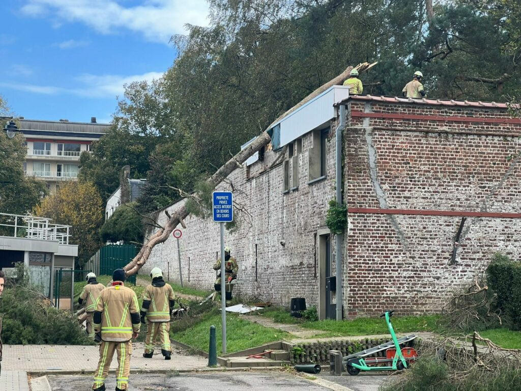 Belgiju zahvatila oluja "Ciaran", poremećaji u željezničkom i zračnom saobraćaju