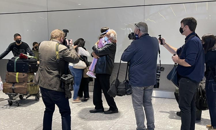 Prvi putnici stigli u Britaniju nakon popuštanja mjera za vakcinisane