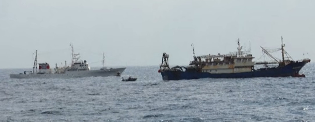 Strahuje se da su dvije osobe poginule nakon sudara teretnog broda i ribarskog broda kod Japana