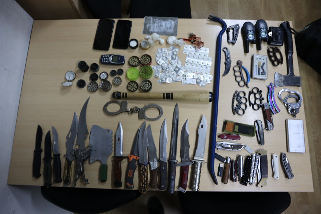 Uhapšen muškarac, pronađeno 29 noževa i droga