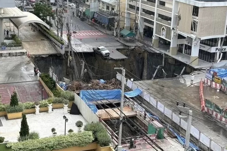Otvorila se velika rupa na cesti u Bangkoku