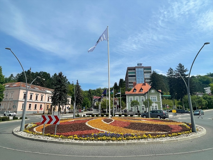 Motivi bosanskog ćilima od cvijeća u centru Cazina