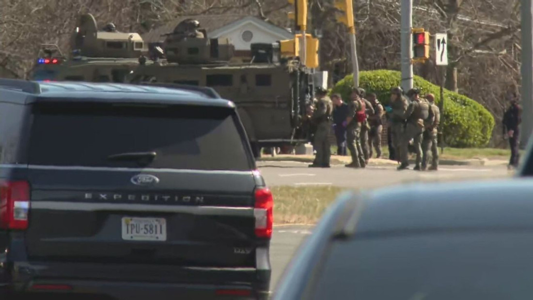 Jake policijske snage ispred sjedišta CIA-e u SAD-u nakon izvještaja o napadaču