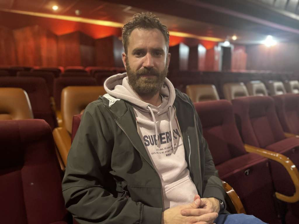 Iza smijeha apsurda krije se tišina istine: 'Ćelava pjevačica' na sceni u Brčkom