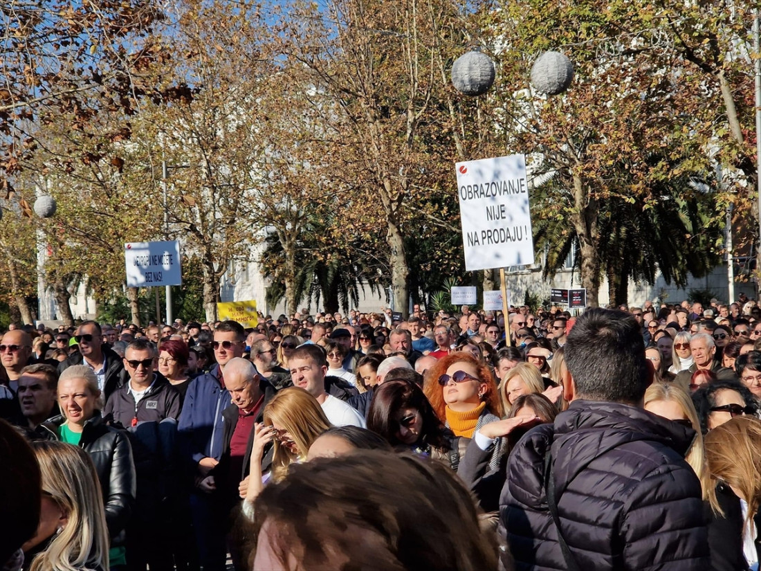 Više hiljada prosvjetnih radnika na protestu u Podgorici: Traže povećanje plata