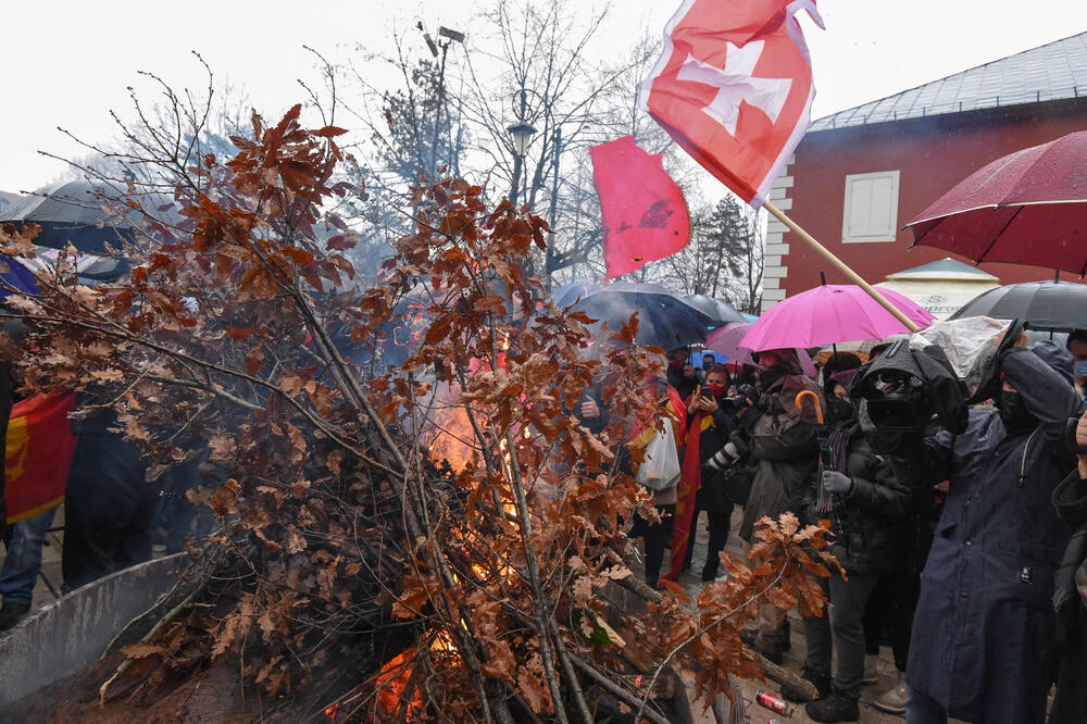 Policija osiguravala nalaganje badnjaka Crnogorske i Srpske Crkve na Cetinju