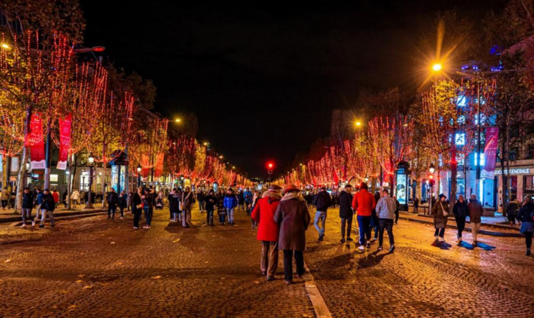 Pariz: U Champs Elyseesu će se zbog uštede energije ranije gasiti božićne i novogodišnje dekoracije