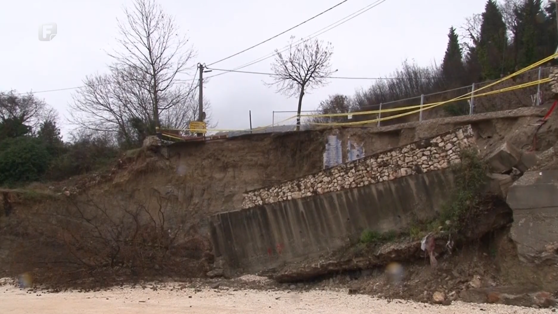 Naselje Cim: Obustavljen saobraćaj na dionici puta Mostar-Goranci zbog klizišta