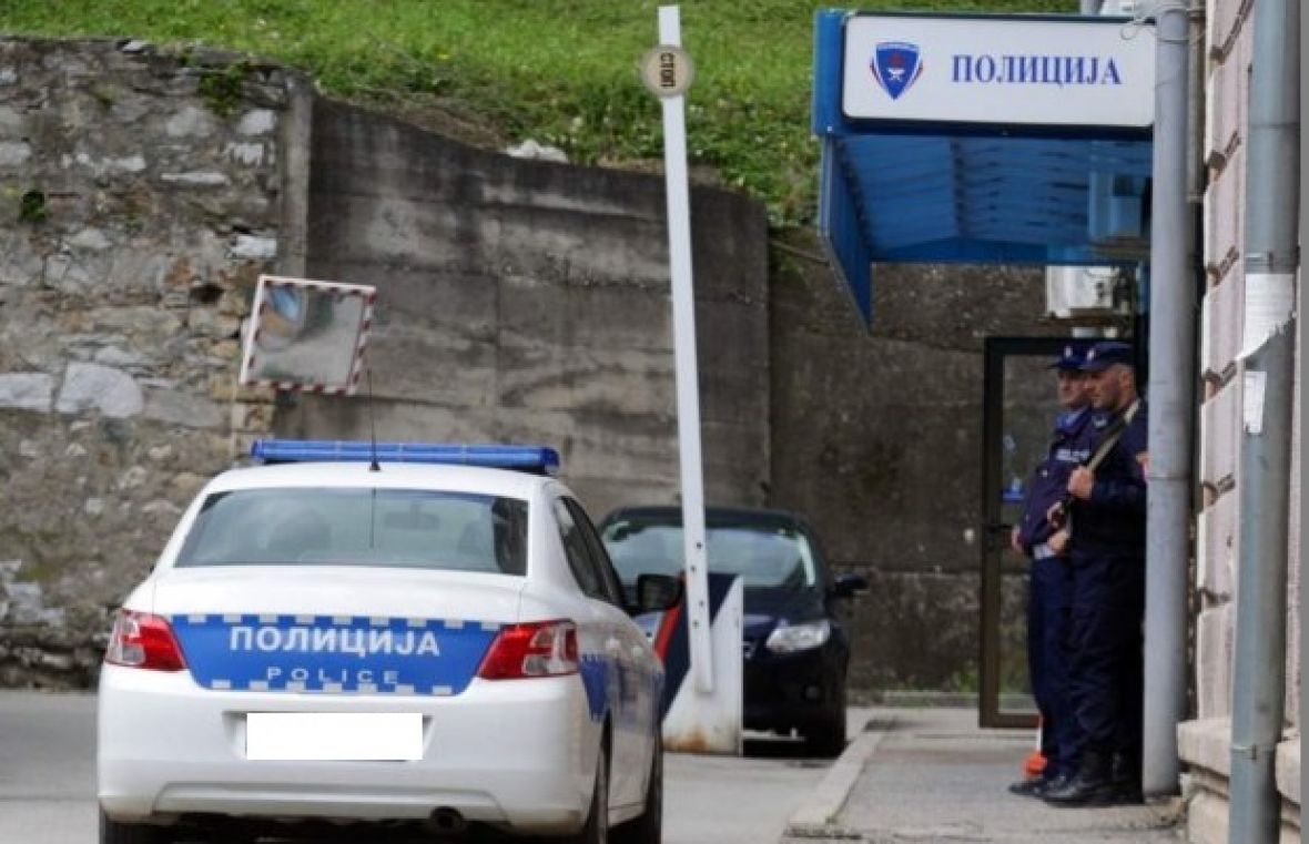 Policija spriječila krađu, u autu pronađene čokolade i alkohol