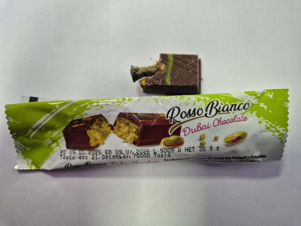 Povlači se čokoladica "Rosso Bianco Dubai Chocolate"